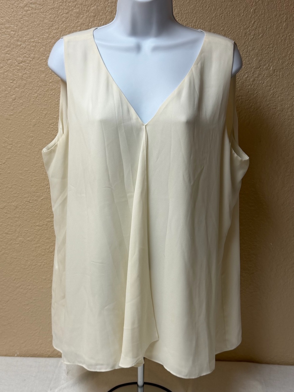 4/$20 Chico’s Cream V-Neck Sleeveless Blouse